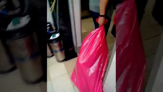 KFC выносит мусор смотреть онлайн