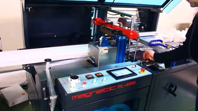 Упаковка плинтусов длиной 3м в термоусадочную полиолефиновую ПОФ пленку. www.ardsystems.ru смотреть онлайн