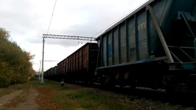 2М62-0409 с грузовым поездом смотреть онлайн