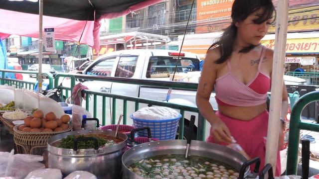 Красивая тайская женщина продает лапшу карри - тайская уличная еда смотреть онлайн