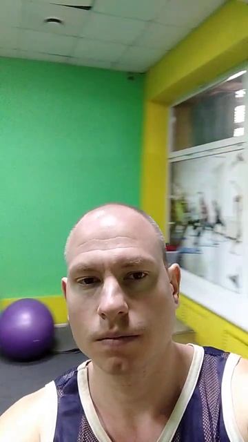Развитие силы. Фитнес. Тренажерный зал. Гантели. Блины. Тренажеры. Атмосфера тренажерного зала. смотреть онлайн