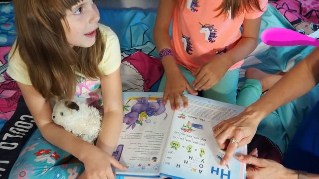 Девочки не умеют читать по русски! Зачем им срочно нужно учиться читать? by Crazy Unicorn Girls смотреть онлайн