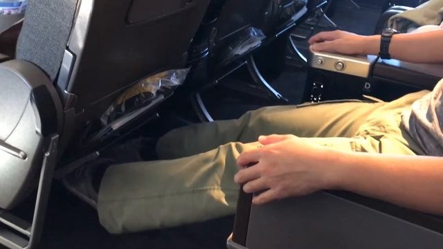 China Airlines Premium Economy Class LAX to TPE Boeing 777-300ER смотреть онлайн