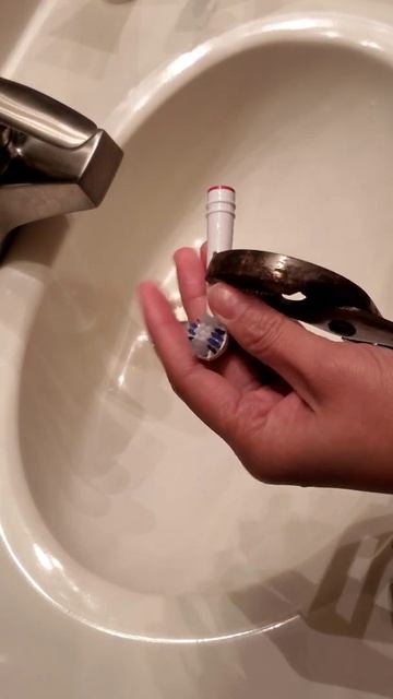 Breaking toothbrush to see what's inside!🤮 смотреть онлайн