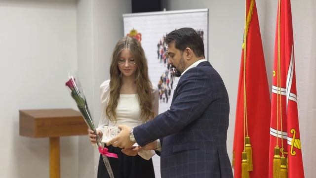 Глава Рузского муниципального округа Николай Пархоменко вручил первый документ юным ружанам смотреть онлайн