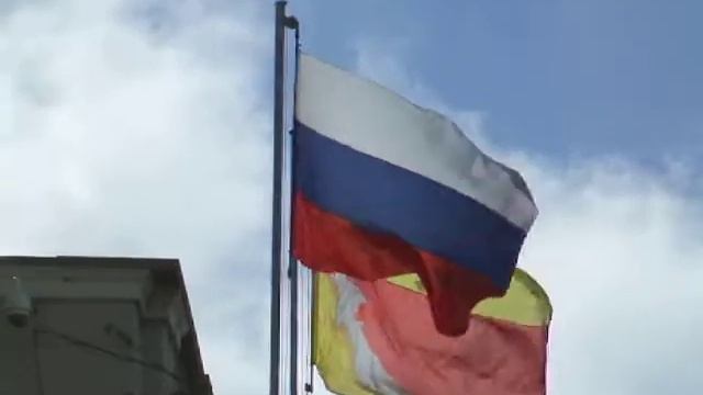 Russian flag waves quietly in the city of Voronezh смотреть онлайн
