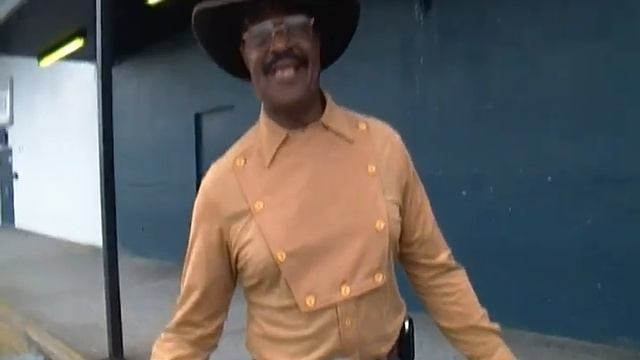 Radio host Lincoln Ware shits on family of slain victim смотреть онлайн