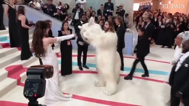 Jared Leto se disfraza del gato de Karl Lagerfeld en la GALA MET 2023 | EL PAÍS смотреть онлайн