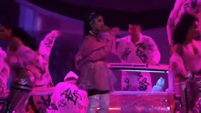 Ariana Grande - 7 rings (Live From The Billboard Music Awads /2019) смотреть онлайн