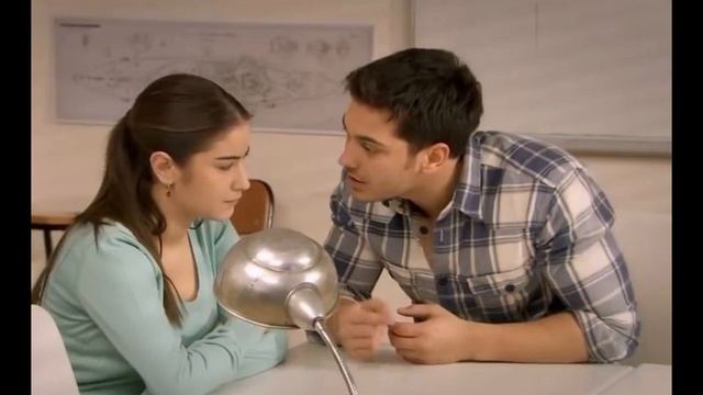 ¿Cómo surgió el extraordinario beso de Hazal Kaya y Çağatay Ulusoy frente a las cámaras? смотреть онлайн