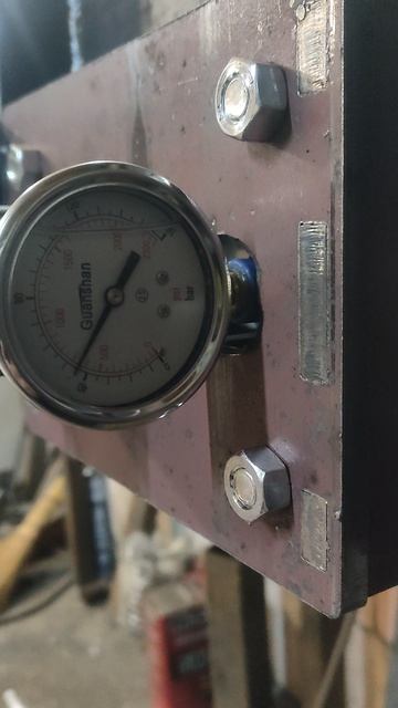 Работа гидравлический натяжки пильной ленты на пилораме Медведь . смотреть онлайн