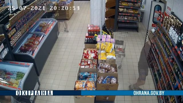 Пьяный мужчина пытался вывезти из магазина тележку с 40 пачками кофе смотреть онлайн