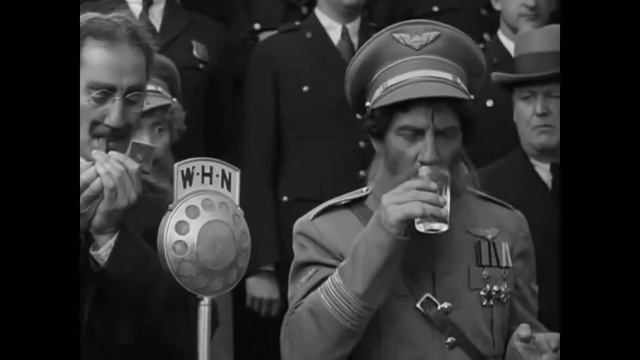 The Flight gag still cracks me up🤣 1935 - Marx Brothers - Night at the Opera clip ... смотреть онлайн