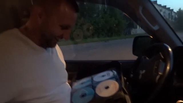 Игорь Feel и Добрый слушают диски смотреть онлайн