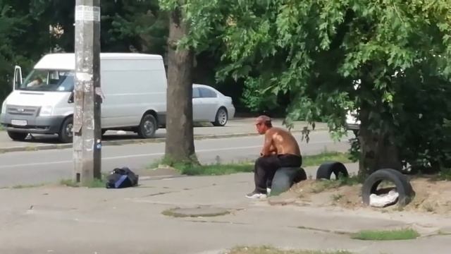 ЧТО ВНУТРИ СУМКИ БОМЖА / Эксперимент с бомжиком смотреть онлайн