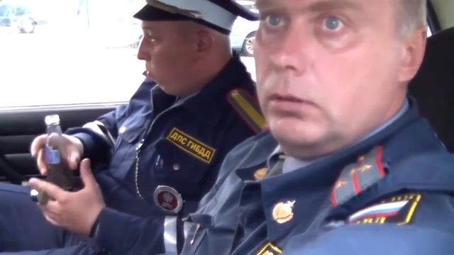новинка ГАИшник так испугался, что прогладил язык смотреть всем