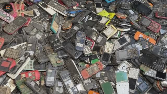 Уникальный метод извлечения золота из отходов старых мобильных телефонов в Индии! смотреть онлайн