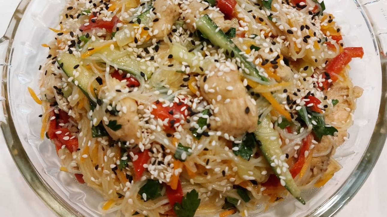 Фунчоза с куриной грудкой и овощами. Готовится просто. Получается очень вкусно. смотреть онлайн