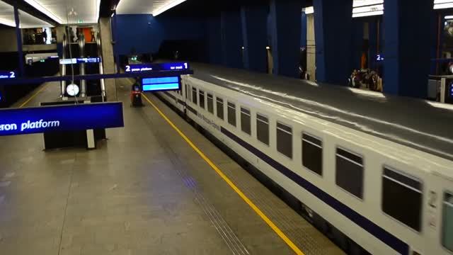 Подземный уровень вокзала Варшава-Центральня смотреть онлайн