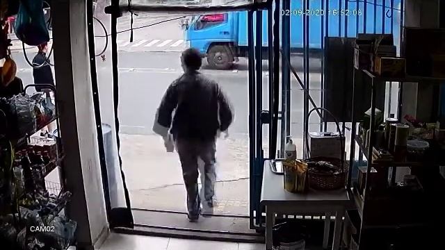 THIEVES GOT A QUICK KARMA AFTER STEALING A PURSE смотреть онлайн