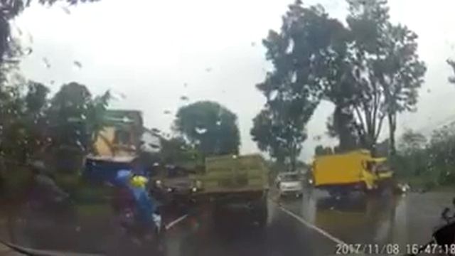 Truck VS Truck Crash in Surabaya 08/11/2017 смотреть онлайн