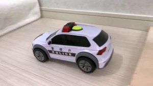 Полицейский автомобиль миникар едет по склону. Звуки сирены и аварийный запуск