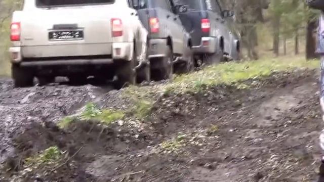 УАЗ ПАТРИОТ на выезде в лесу смотреть онлайн