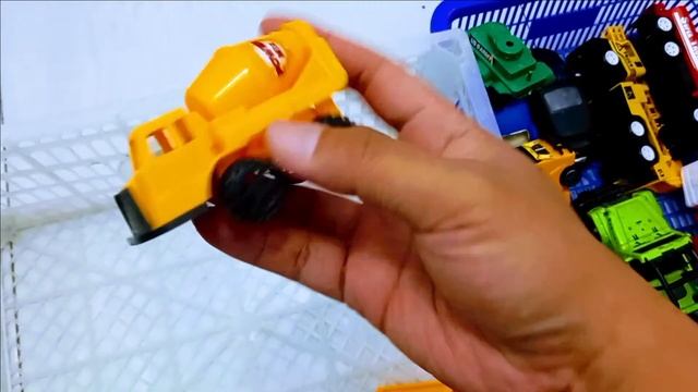 Грузовик Тема и город машин. Скорая, полиция, автовоз и дорожные знаки. Мультики про машинки смотреть онлайн