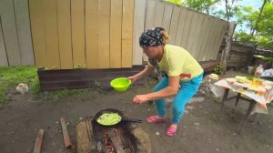 Жизнь в деревне. Готовлю завтрак из яиц и капусты.