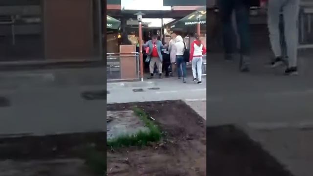 Мужчина пляшет в НЮР возле "Макдональдс" 14.05.16 смотреть онлайн