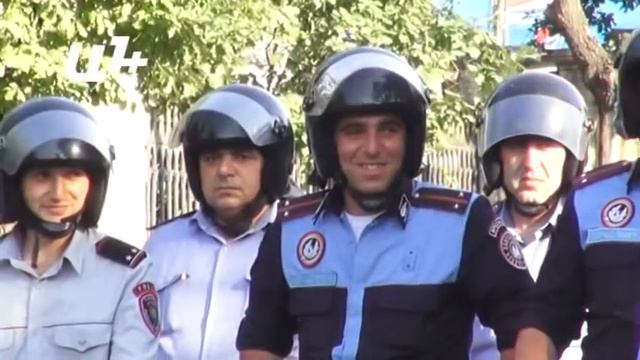 ХОТЕЛОСЬ-БЫ ЧТОБЫ В АРМЕНИИ И ВО ВСЁМ МИРЕ БЫЛИ ТОЛЬКО ТАКИЕ ДОБРЫЕ СТЫЧКИ ЛЮДЕЙ ПРОТИВ ПОЛИЦИИ! смотреть онлайн