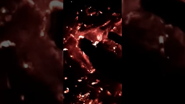 Футаж - тлеющие угольки как огоньки, догорающий костер! смотреть онлайн