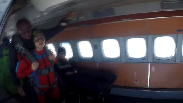 Первый прыжок с парашютом в тандеме. Мой способ борьбы со страхами смотреть онлайн