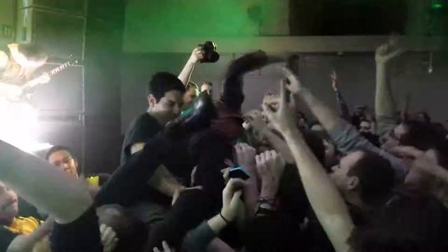 Crossfaith member Tamano Terufumi CROWD SURFING! смотреть онлайн