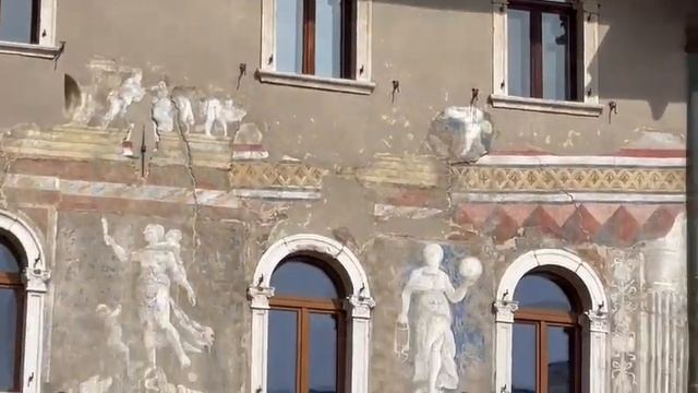 Стены домов расписаны. Красиво.Чистенько.Тепло. смотреть онлайн