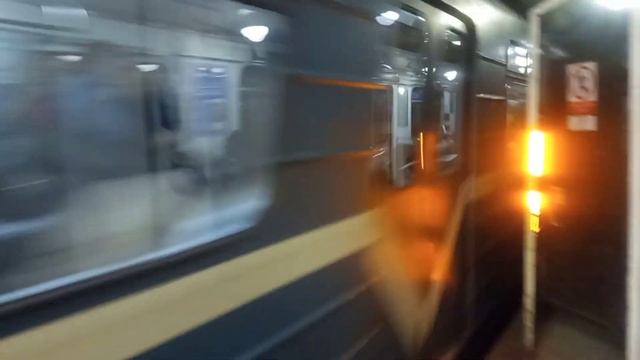 Прибытие состава из вагонов Ема-502 на станцию Кировский завод. смотреть онлайн