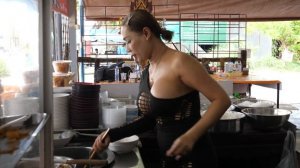 Самая горячая девушка-повар готовит в Чантхабури - Тайская уличная еда