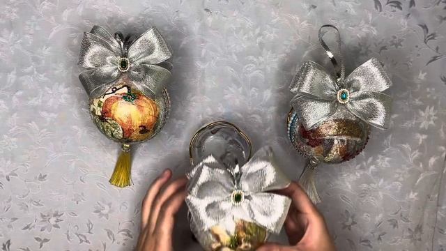 Елочная игрушка своими руками в технике Декупаж! 🪄🐿️🍂 Оформление игрушек, кисточки из бусин 🪄 смотреть онлайн