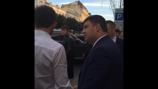 Гройсман во Львове пристыдил водителя, припарковавшегося на пешеходном переходе смотреть онлайн