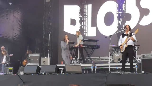 Blossoms - Your Girlfriend - live Picnic Afishi, Moscow 2019 смотреть онлайн