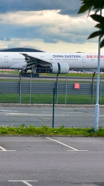 China eastern airlines Boeing 777-39P coming from Shanghai to London Heathrow airport смотреть онлайн
