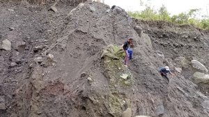 Строительство, шахтёры сбивают песок с уступов