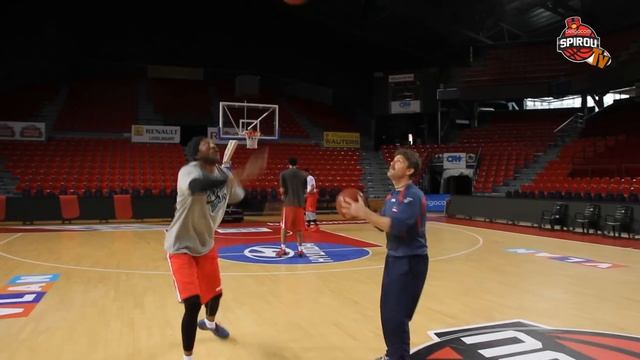 DJ Mbenga et Eric Lambert à l'entraînement смотреть онлайн