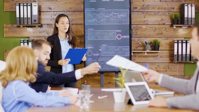 young business woman in suit having a successful presentation in front of her management смотреть онлайн