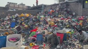 Переработка пластика в туалетный кувшин в Индии.