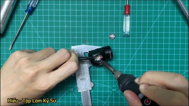 Đo lường và xem cấu tạo bên trong đèn pin siêu sáng Sofirn SP40A | Hiếu - Tập Làm Kỹ Sư смотреть онлайн