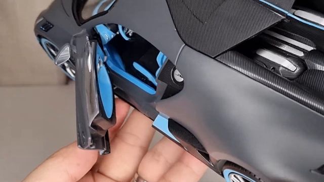 Bburago - Bugatti Divo - 1/18 Diecast - In Depth Review смотреть онлайн