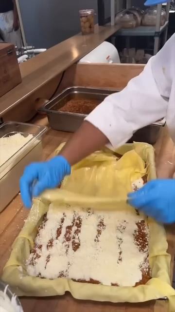 Part 1 of 2: The BEST LASAGNA in NYC?! The Lasagna Della Nonna from Mark’s Off Madison. #DEVOURPOWE смотреть онлайн