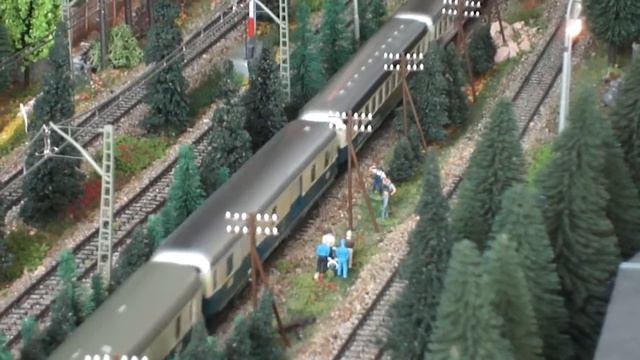 Maerklin DB 220 012-9 and some Express Coaches смотреть онлайн