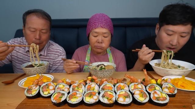 생연어와 새우튀김이 김밥에!! [[회김밥]]과 어묵우동까지~ (Salmon gimbap & Fried shrimp) 요리&먹방!! - Mukbang eating show смотреть онлайн